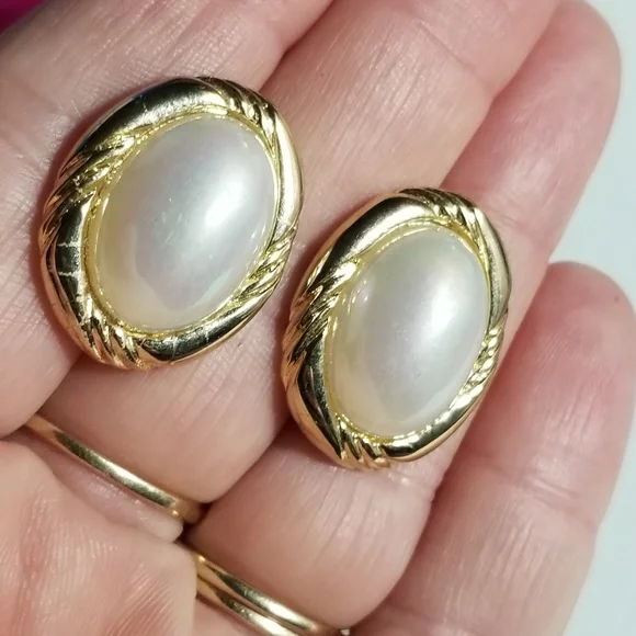 Relisted -Vintage pearly earrings on original card gold tone pierced iridescent - Picture 7 of 12